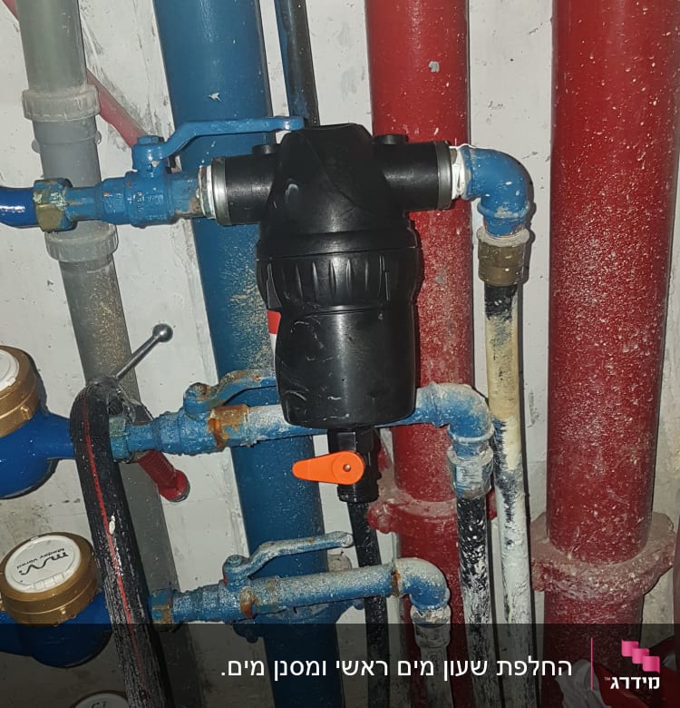 צנרת מים עם ברזים ומד מים
